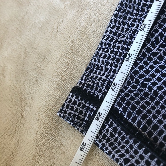 Lululemon black and white patterned leggings - Picture 5 of 7